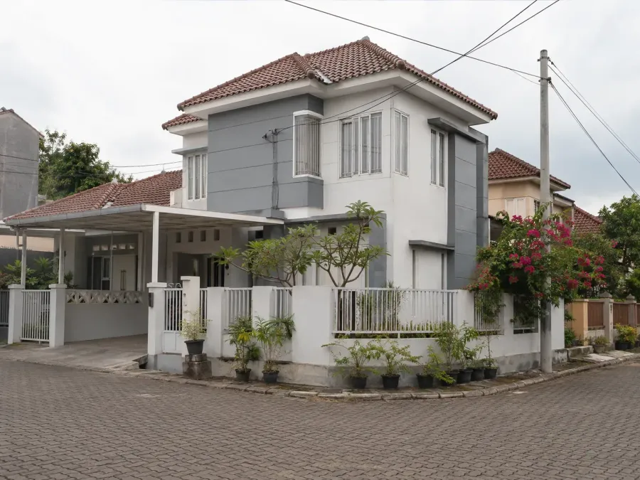 Tampak depan rumah dua lantai di Dieng Atas