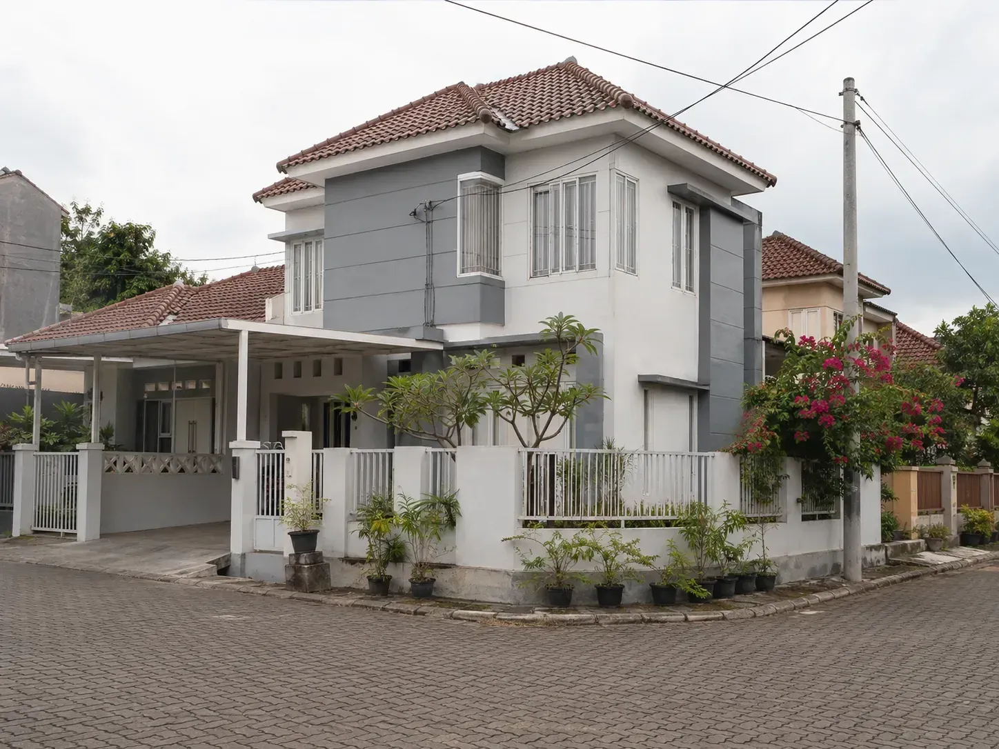Tampak depan rumah dua lantai di Dieng Atas