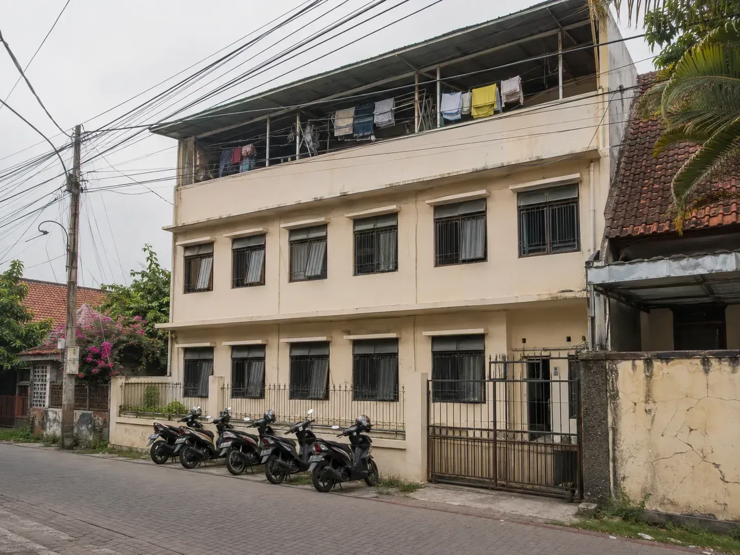 Tampak depan rumah kos tiga lantai di Tlogomas