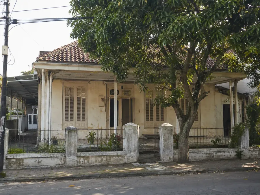 Tampak depan rumah lama 1950-an di Oro-oro Dowo