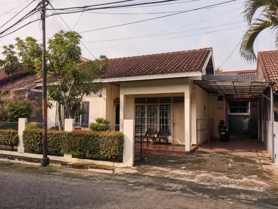 Tampak depan rumah satu lantai di Sawojajar