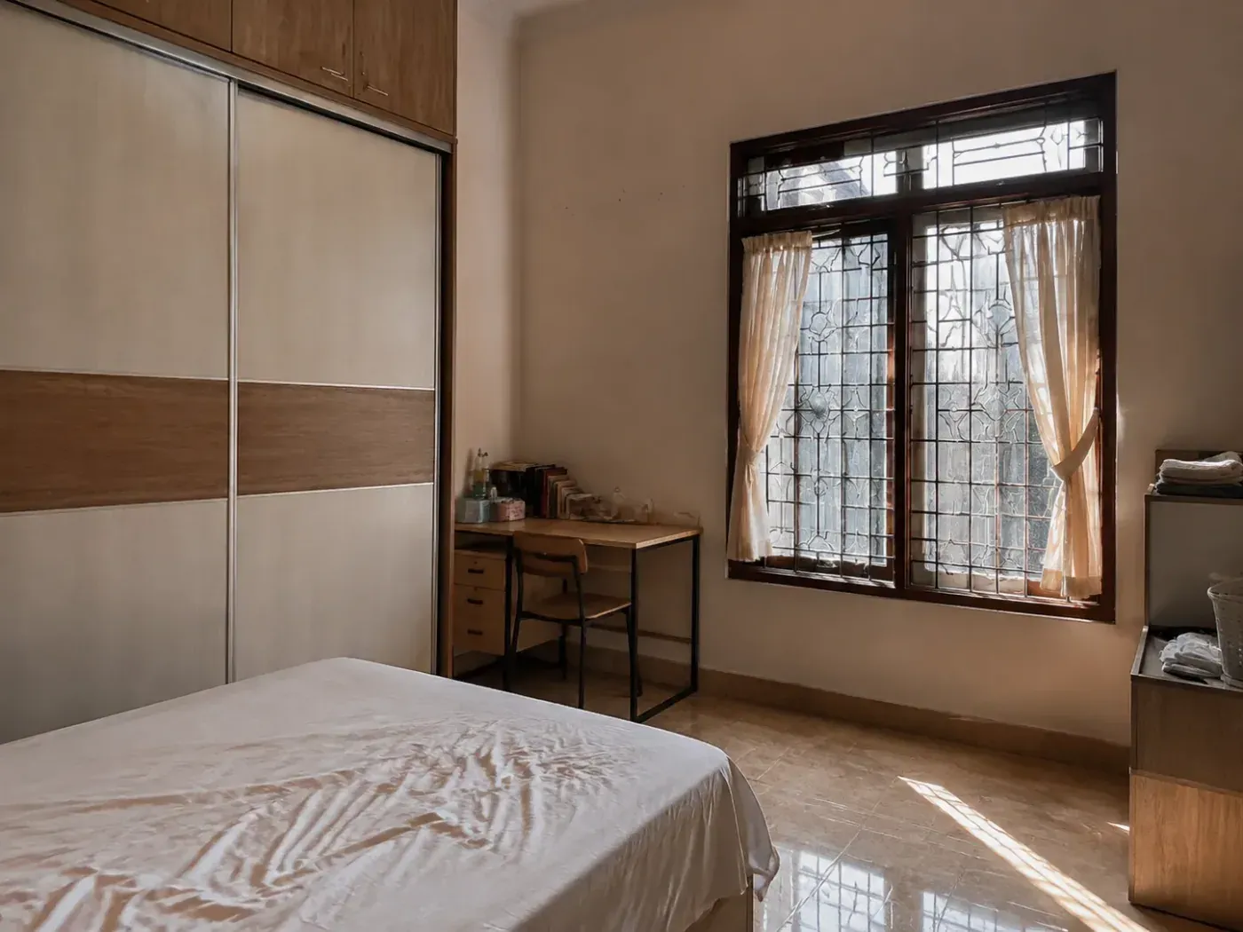 Kamar tidur dengan jendela besar