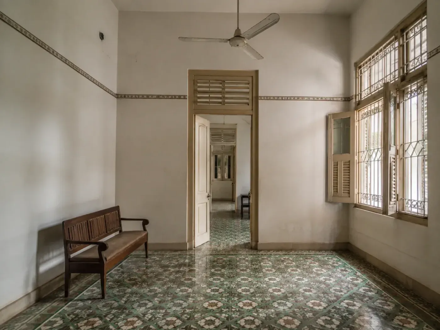 Ruang depan berlantai tegel motif